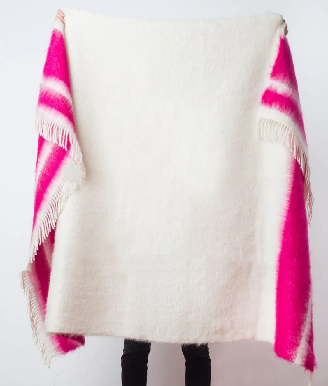 manta_de_mohair_blanco_y_fucsia_1.webp Mercules Mantas | Manta De Mohair Blanco Y Fucsia