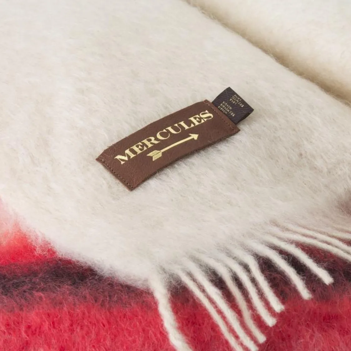 manta_de_mohair_coral_y_blanco_2.webp Mercules Mantas | Manta De Mohair Coral Y Blanco